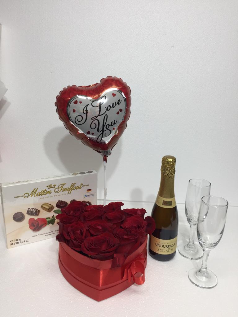 12 Rosas en Caja Corazn, Bombones 165 Grs, Champagne 375 cc, Copas y Globito 